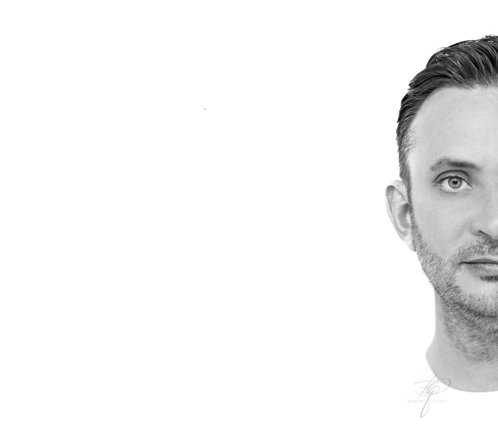 Bernhard Schwarz, Porträt in Schwarzweiß — die rechte Gesichtshälfte vor weißem Hintergrund