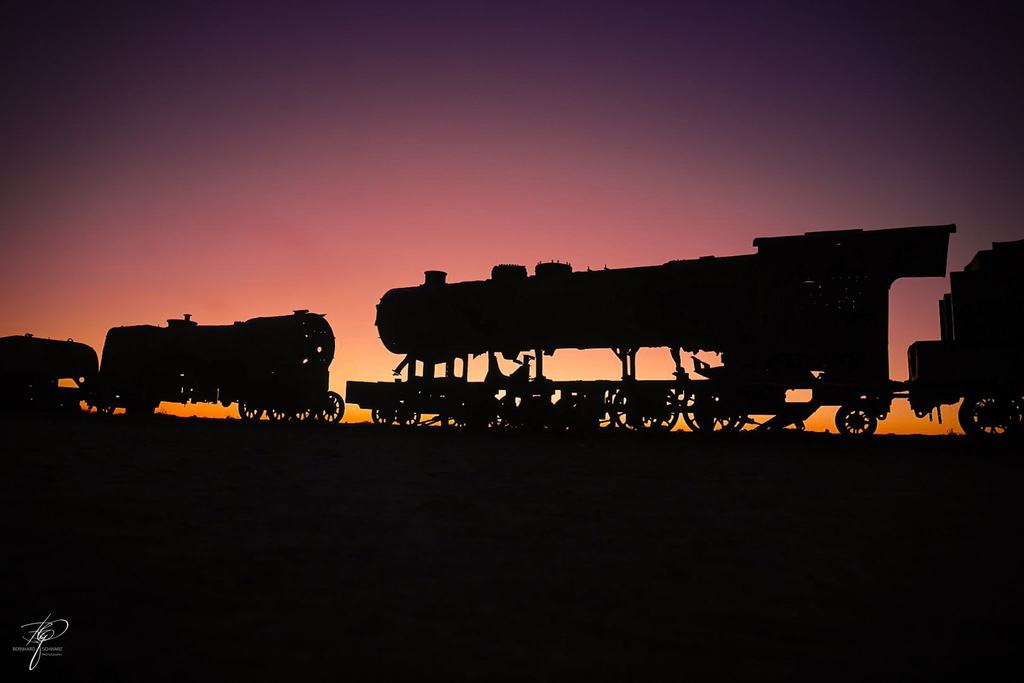 Ausgemusterte Dampflokomotiven als Silhouetten im Sonnenuntergang