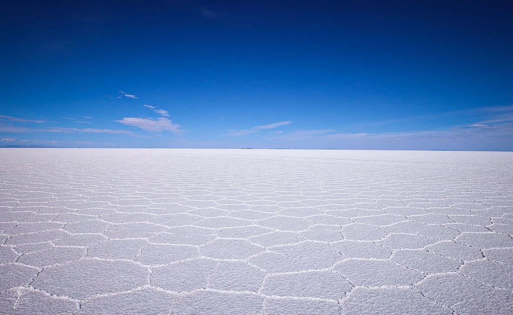 Eine Salzwüste bis zum Horizont, sechseckige Muster im Boden
