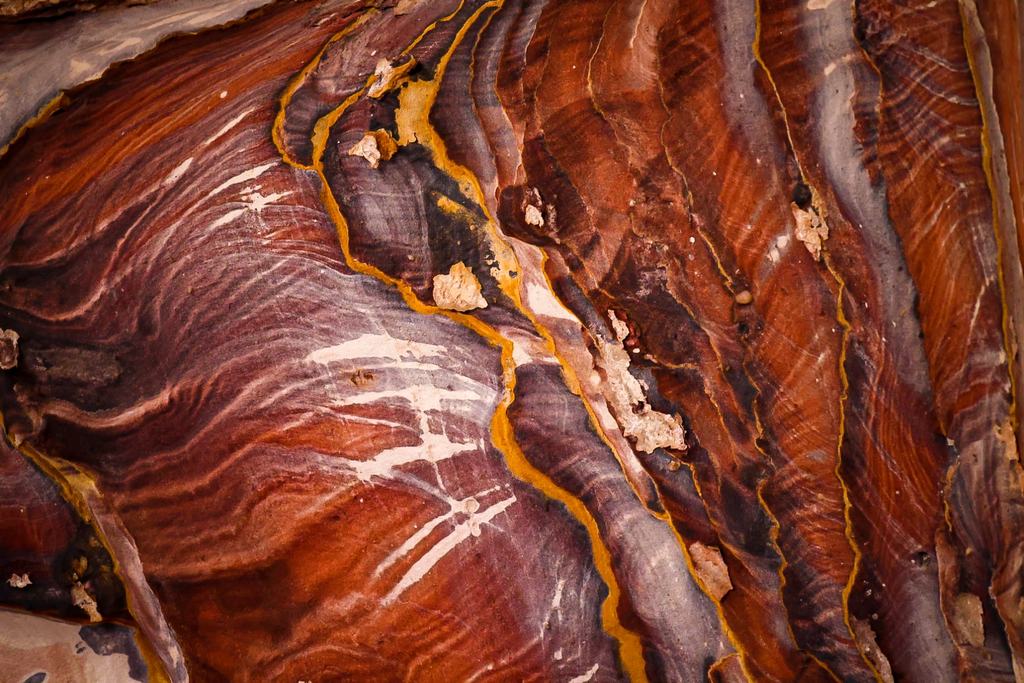 Die geschichteten Farben einer Sandsteinwand aus der Nähe